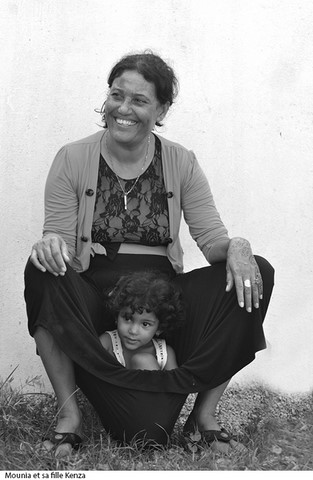 Jeanne DAVY: Mounia et sa fille Kenza